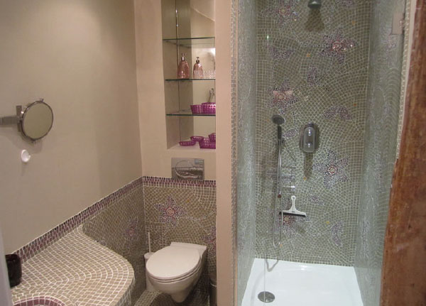 View of the bathroom in the apartment for sale on rue Poitu in Paris