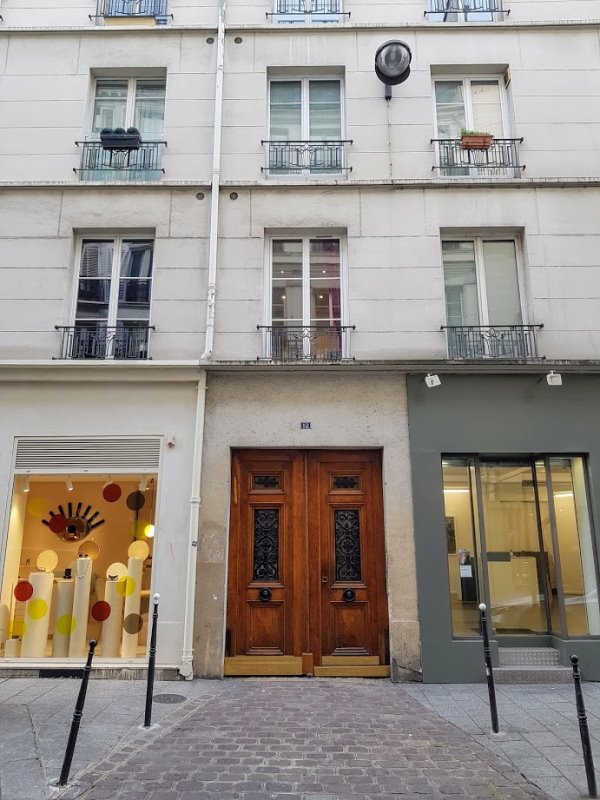 The building of the Paris apartment for sale by Adrian Leeds Group on rue Commines