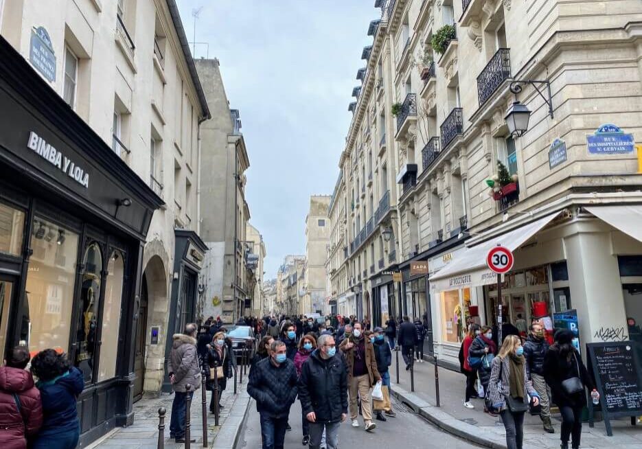 A crowded rue des Franc Bourgeois on Sunday
