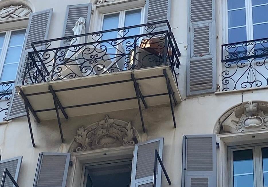 The building facade of Adrian Leeds apartment in Nice showing her single balcony