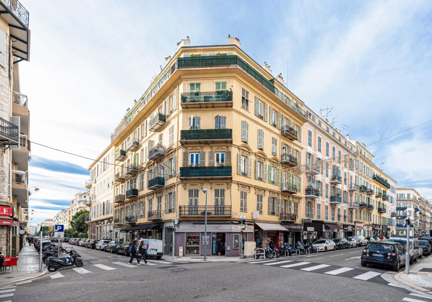 Exterior of the apartment building of the Two-Bedroom/Two-Bathroom apartment for sale in Central Nice 20 avenue du Maréchal Foch
