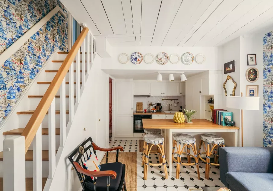 Bright and fully renovated Converted Carriage, 25 Rue Saint-Dominique Paris
