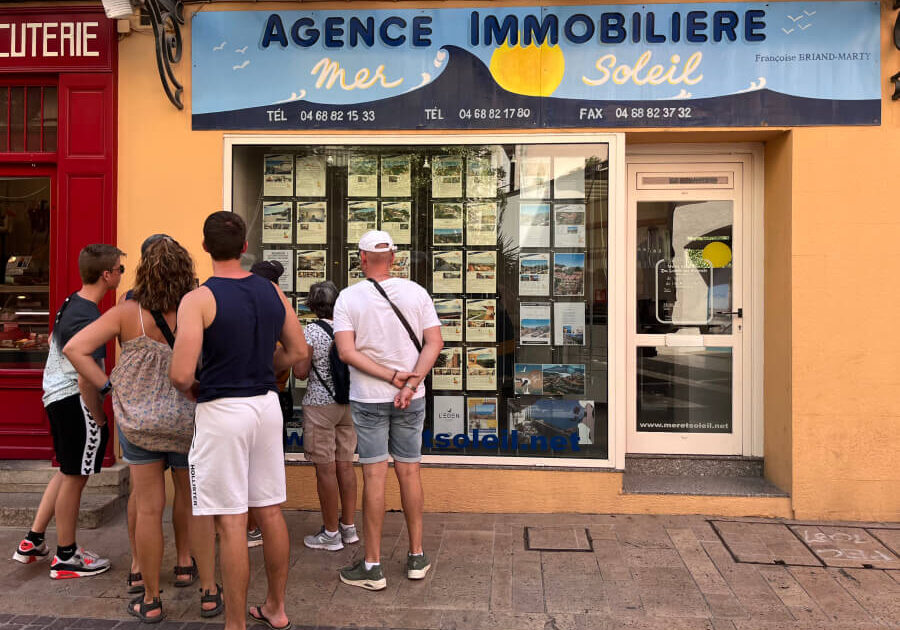 Facade for an Agence Immoblier in the south of France