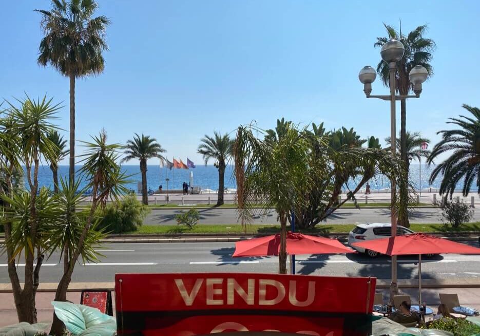 Apartment for sale in Nice with a Vendu, sold, sign on it