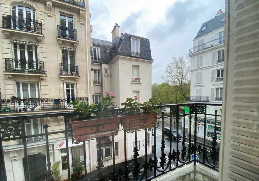 Two-Bedroom Pied-à-Terre with Balcony and Lift
