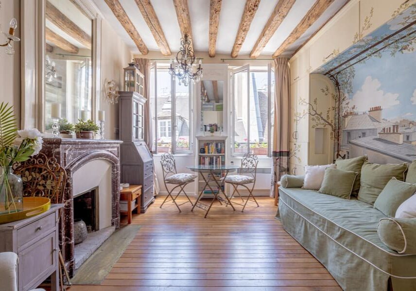 Large bright studio with exposed beams 50 rue Volta in Paris