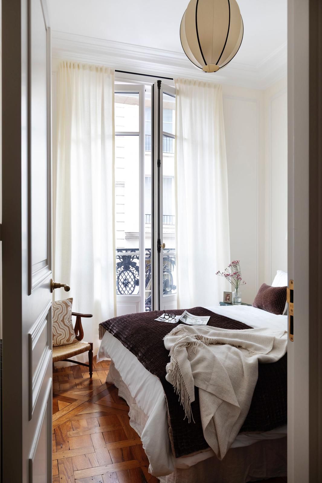First bedroom at 53 Quai des Grands Augustins with large window