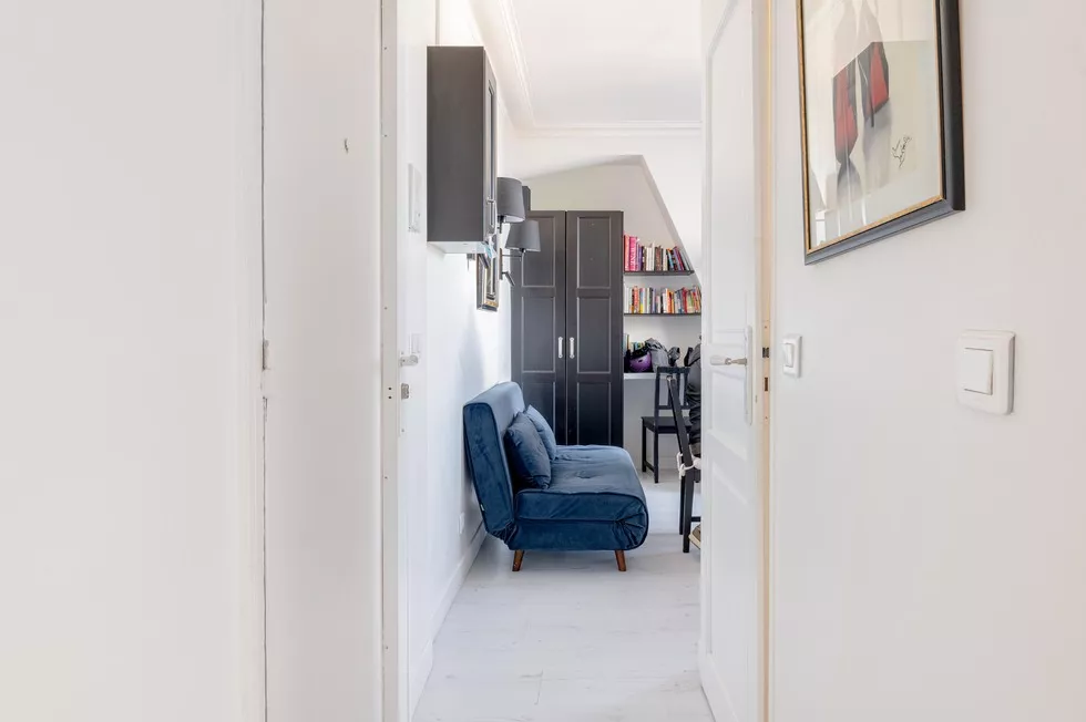 Entry hall to the bright apartment 9 rue Lagrange Paris 75005