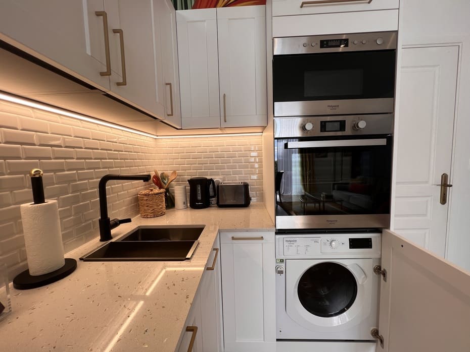 Upgraded kitchen with washer dryer and other appliances