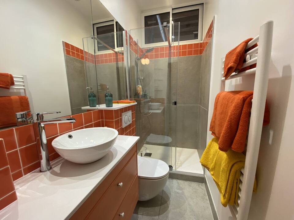Updated bath and shower at La Lanterne