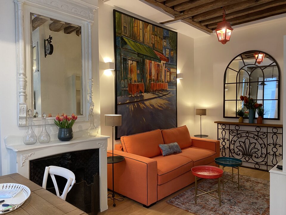 La Lanterne living area with fireplace and furnishings