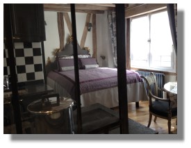The studio apartment in Francois Miron - Paris, France