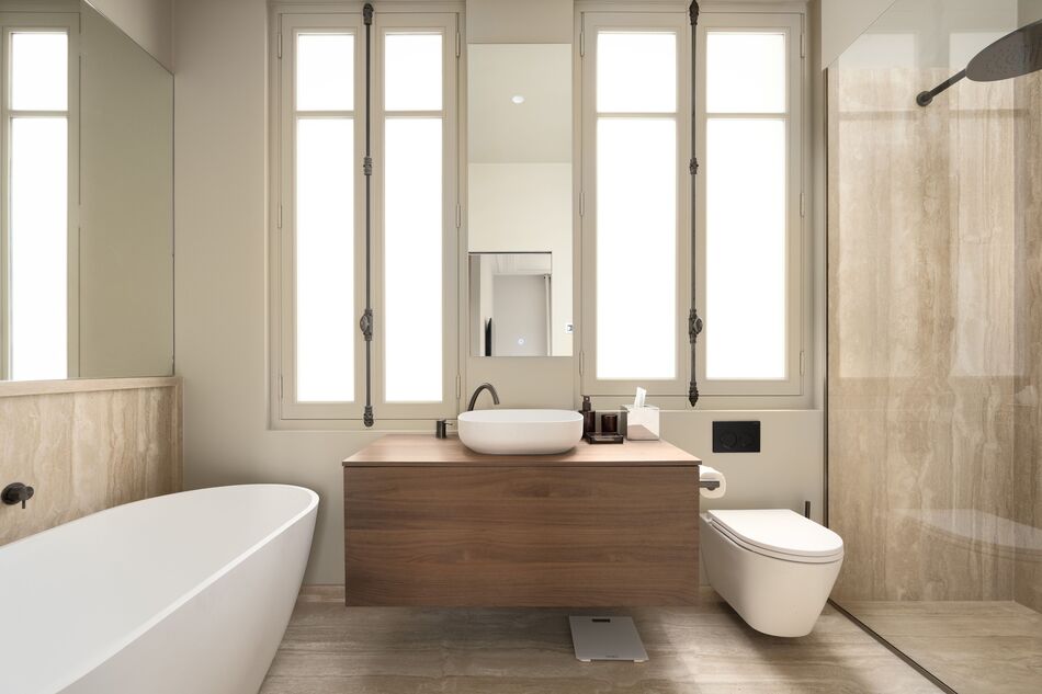 Ensuite for both bedrooms at 15 rue Madame