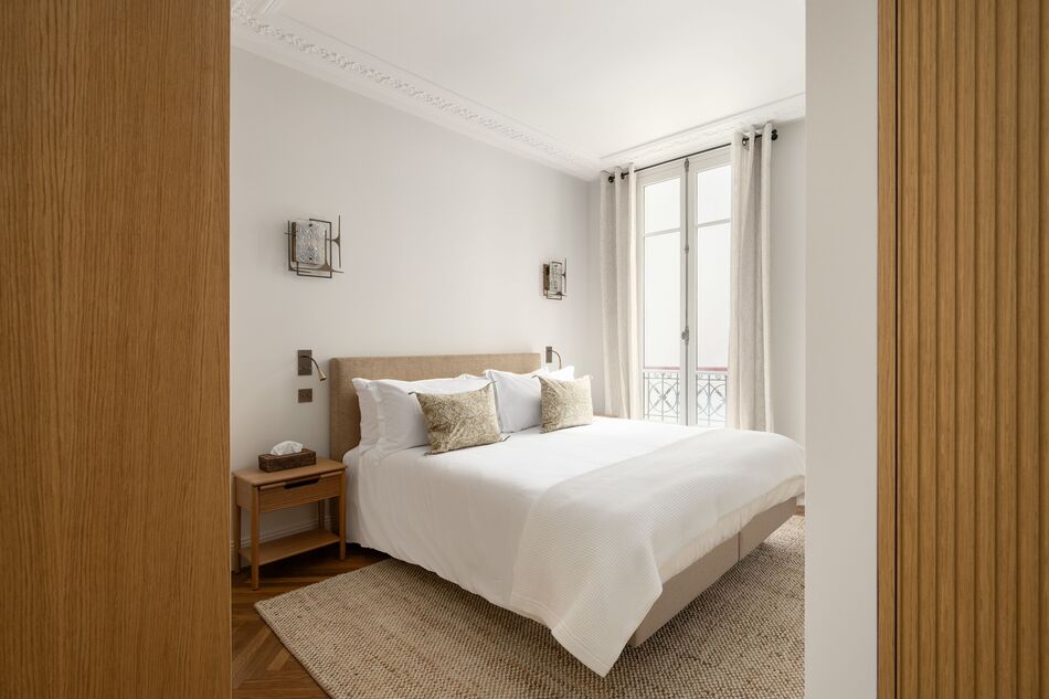 large bedrooms at 15 rue Madame with large windows