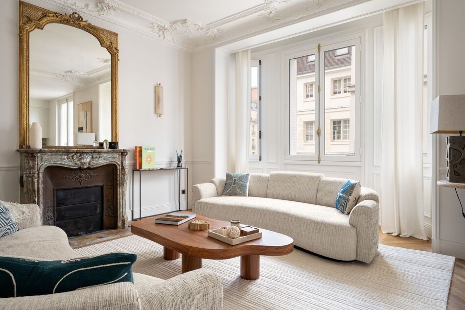 15 rue Madame tall ceilings in living and dining family area