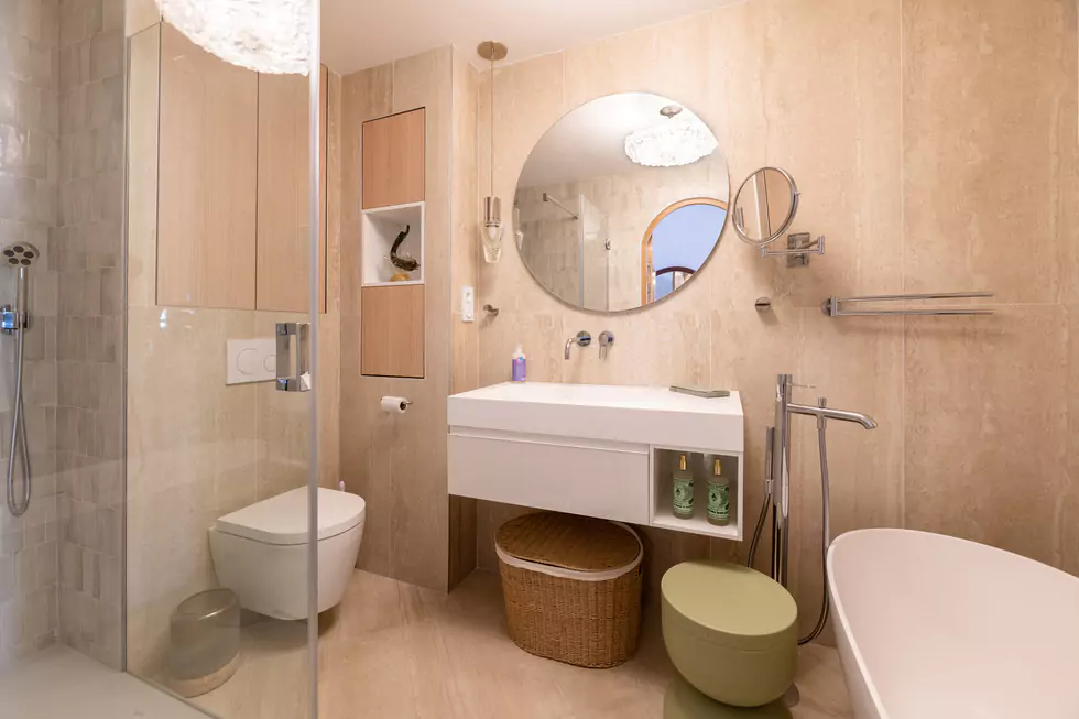 large bathroom with tub and shower at 2 rue Maréchal Joffre Nice