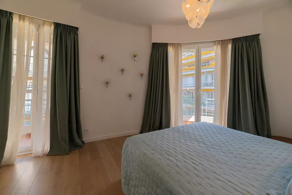 lots of windows in the bedroom 2 rue Maréchal Joffre Nice