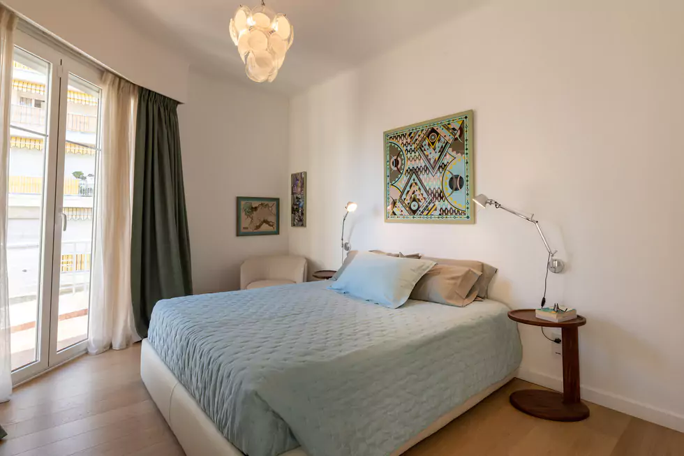 corner view bedroom with large windows at 2 rue Maréchal Joffre Nice