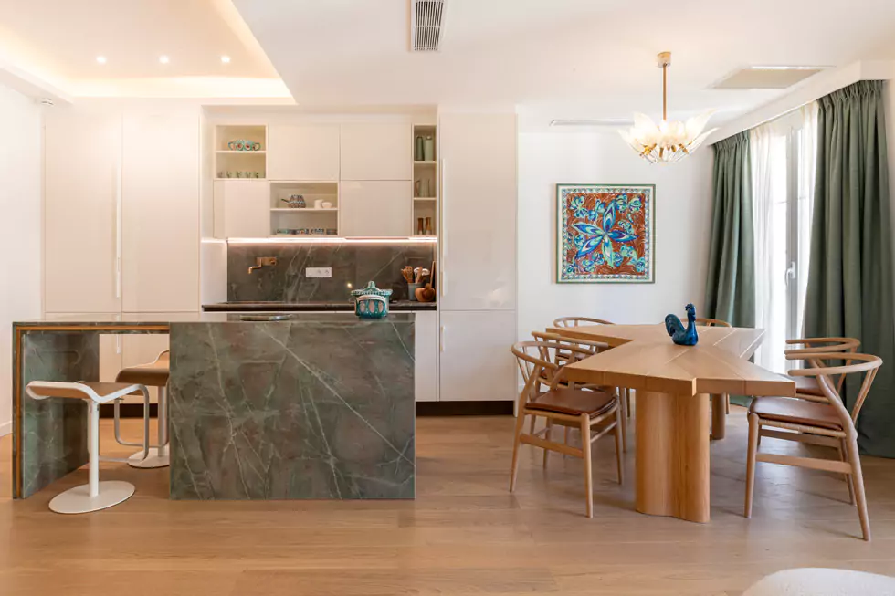 bright dining and large high-level designer kitchen at 2 rue Maréchal Joffre Nice