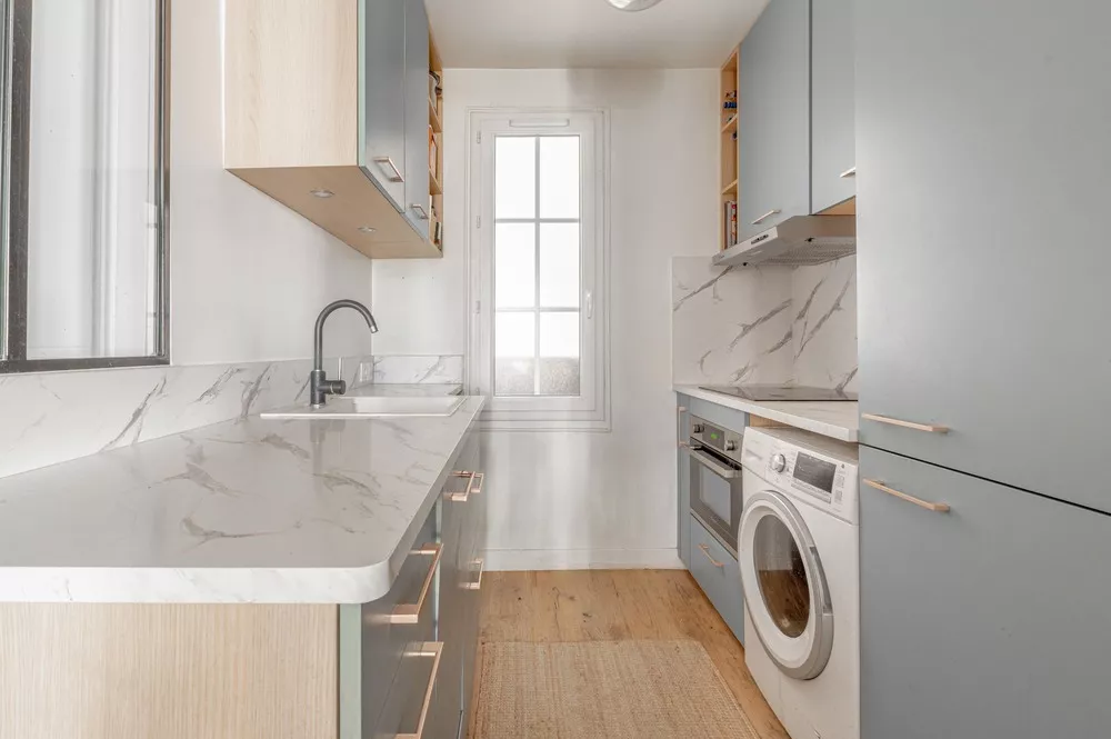 spacious and renovated kitchen with over and washer/dryer rue Sedaine Paris France