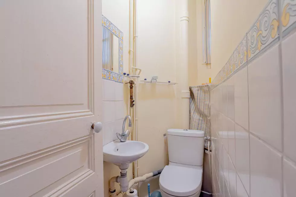 Separate toilet at Two-Bedroom Pied-à-Terre