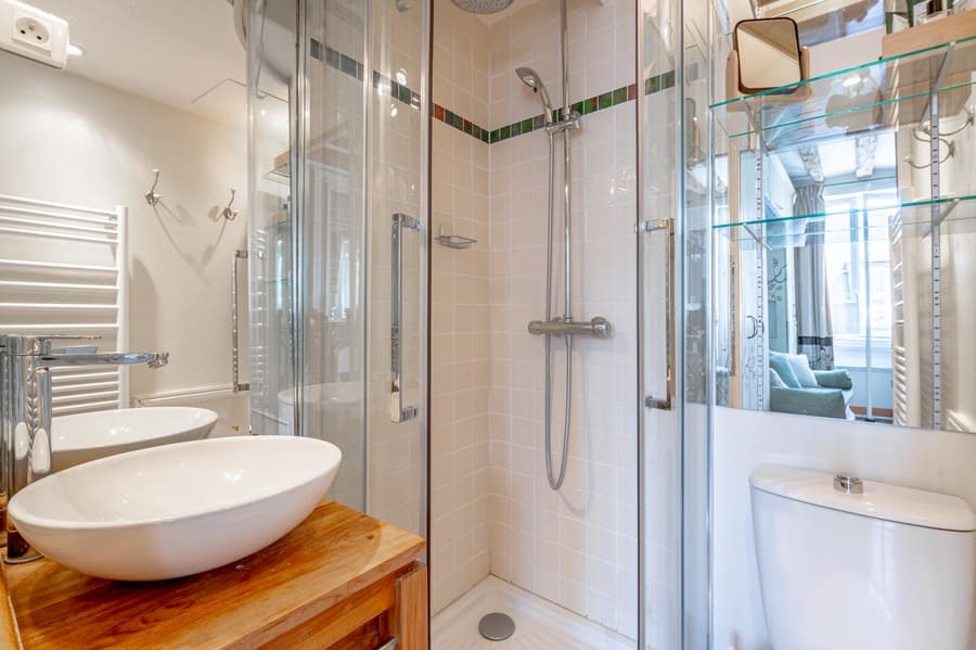 renovated bath at 50 rue Volta Paris